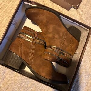 Stylish Tan Ankle Boots with Zipper and Buckle